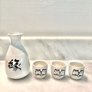 Lucky Cat Japanese 1 Tokkuri Bottle and 3 Ochoko Cups  Ceramic Sake Set Cream OS